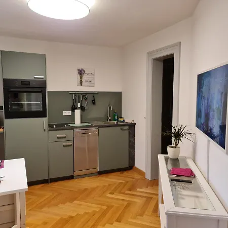 In Schoner Burganlage Apartment