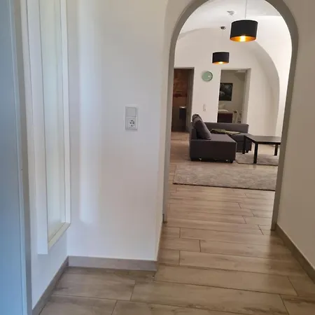 Exklusives Appartement im schöner Burganlage *